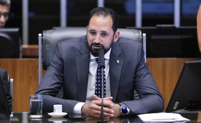 Deputado Mauricio do Vôlei fala ao microfone