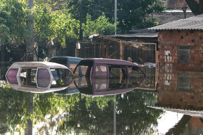 Bairro Farrapos Porto Alegre alagado alagamento enchente carros casa água
