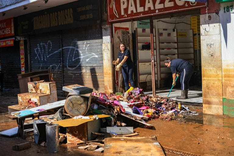 Loja inundada por chuvas