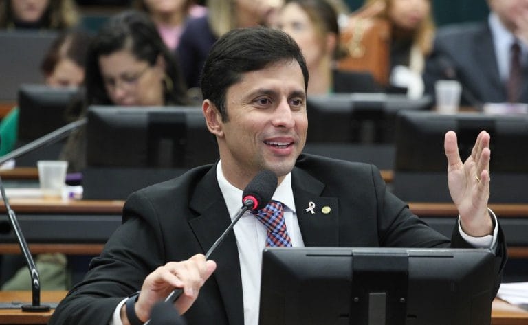 Deputado Duarte Jr fala ao microfone 