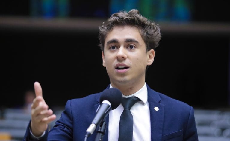 Deputado Nikolas Ferreira fala ao microfone