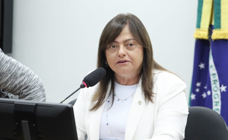 Deputada Alice Portugal fala ao microfone