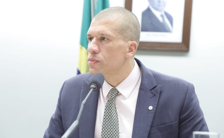 Deputado Douglas Viegas fala ao microfone