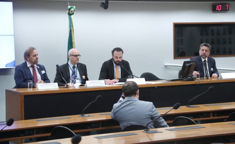 Audiência Pública - Segurança e Prevenção de Ruptura de Barragens de Rejeitos Minerais. Diretor-Geral Substituto - Agência Nacional de Mineração, Tasso Mendonça Filho; Diretor do Departamento de Transformação e Tecnologia Mineral - Ministério de Minas e Energia, Rodrigo Toledo Cabral Cota; Dep. Ulisses Guimarães (MDB - MG) e Assessor da Diretoria de Radioproteção e Segurança Nuclear - Comissão Nacional de Energia Nuclear, Ricardo Gutterres