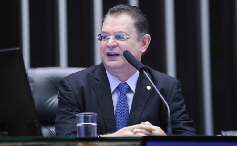 Deputado Sóstenes Cavalcante fala ao microfone