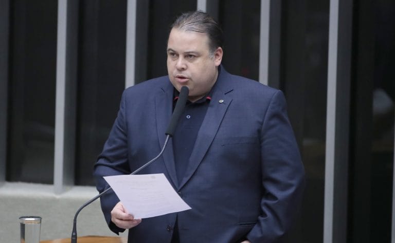 Deputado Julio Cesar Ribeiro fala ao microfone