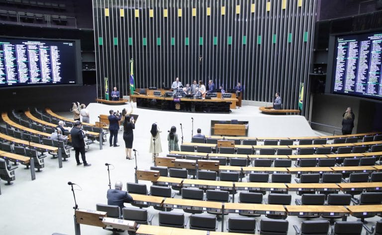 Discussão e votação de propostas.