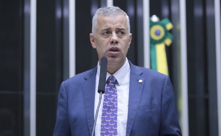 Deputado Evair Vieira de Melo fala ao microfone