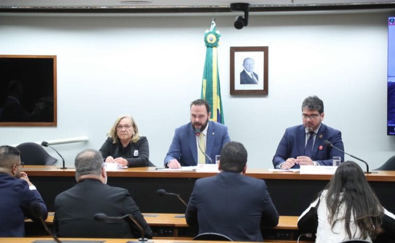 Audiência Pública - Cumprimento do piso salarial para os profissionais da Odontologia. Cirurgiã-dentista representando a Federação Nacional dos Odontologistas - FNO, Joana Batista Oliveira Lopes; Dep. Ulisses Guimarães (MDB - MG) e Presidente do Conselho Regional de Odontologia de Minas Gerais - CRO/MG, Raphael Castro Mota