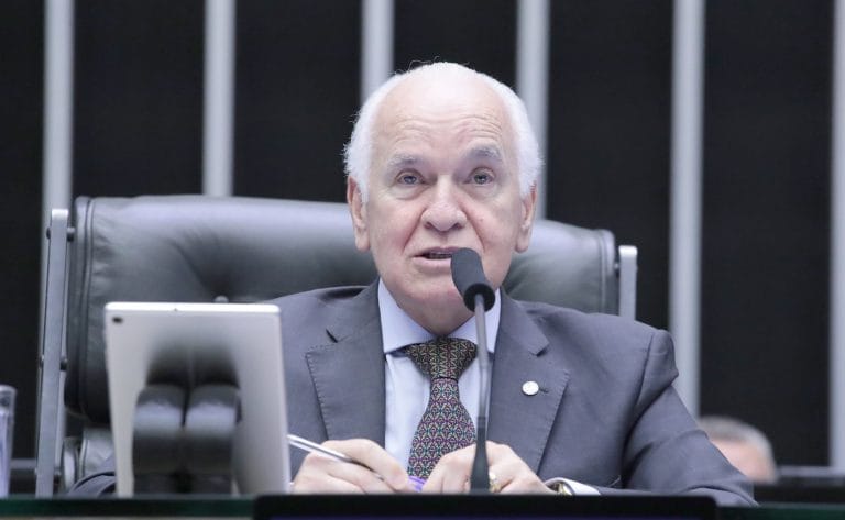 Discussão e votação de propostas.