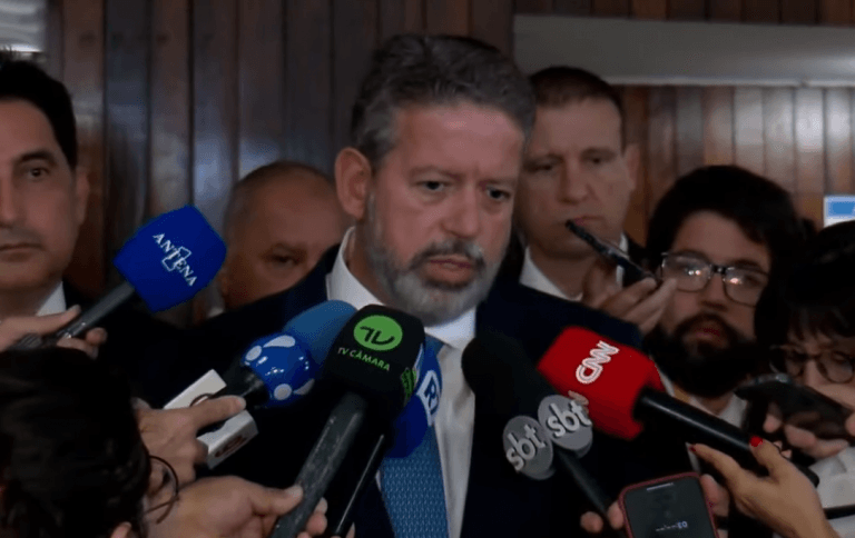 arthur lira concede entrevista coletiva