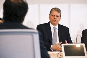 Governador olhando para frente