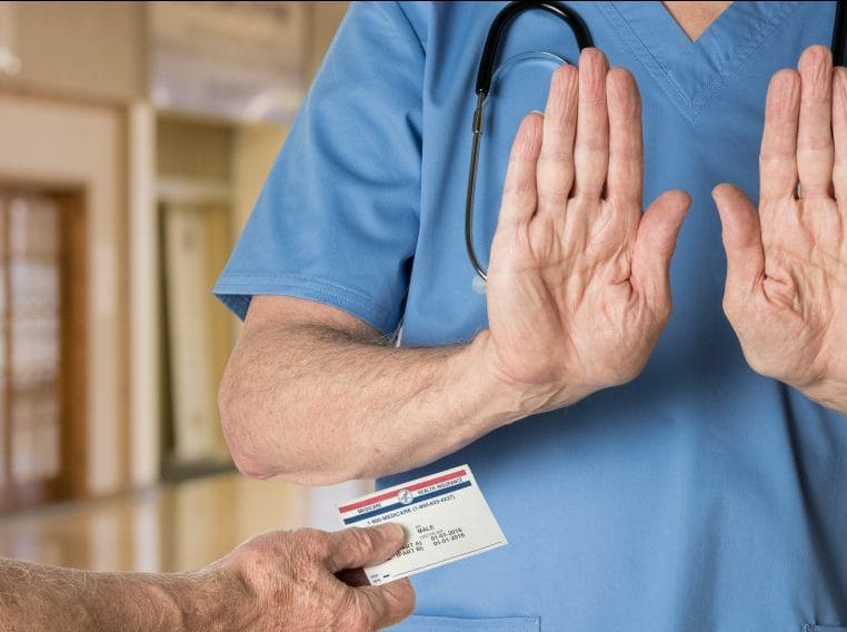 médico recusa carteira de plano de saúde