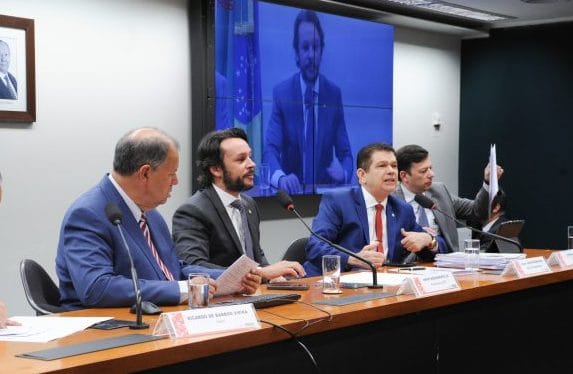 Deputados reunidos numa sala