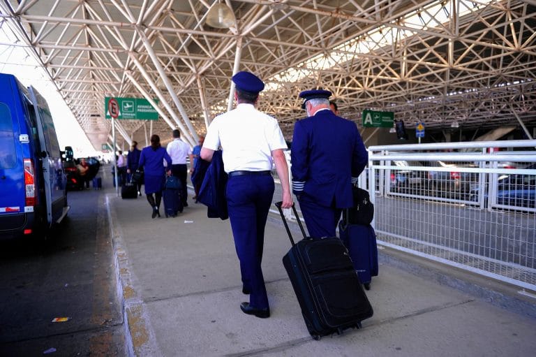 Piloto de avião carrega mala