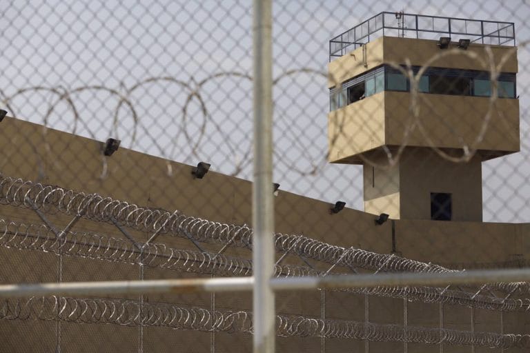 Presídio com cerca de arame farpado