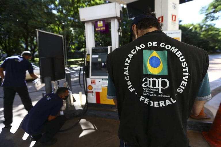 Fiscal analisa bomba em posto de combustível