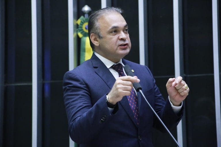 Deputado Roberto de Lucena discursa no plenário