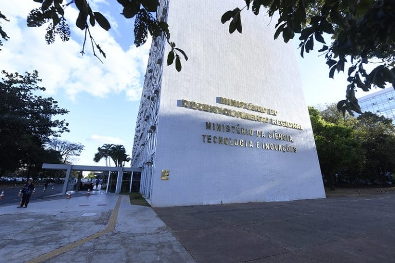 Brasília - Esplanada - Fachada do bloco E, na Esplanada dos Ministérios, o qual fazem parte o Ministério do Desenvolvimento Regional e o Ministério da Ciência, Tecnologia e Inovações.
