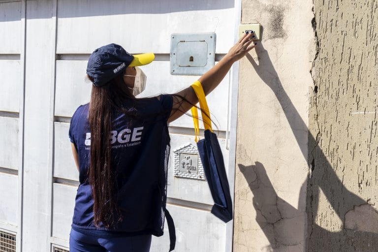 Administração pública - geral - censo - resenceador - IBGE - Instituto Brasileiro e Geografia Estatística - Marilia, Brasil, 01 de agosto de 2022. Censo tomador na porta de uma casa para coletar dados do censo de 2022 na cidade de Marilia. Recenseadores do Instituto Brasileiro de Geografia e Estatística, IBGE