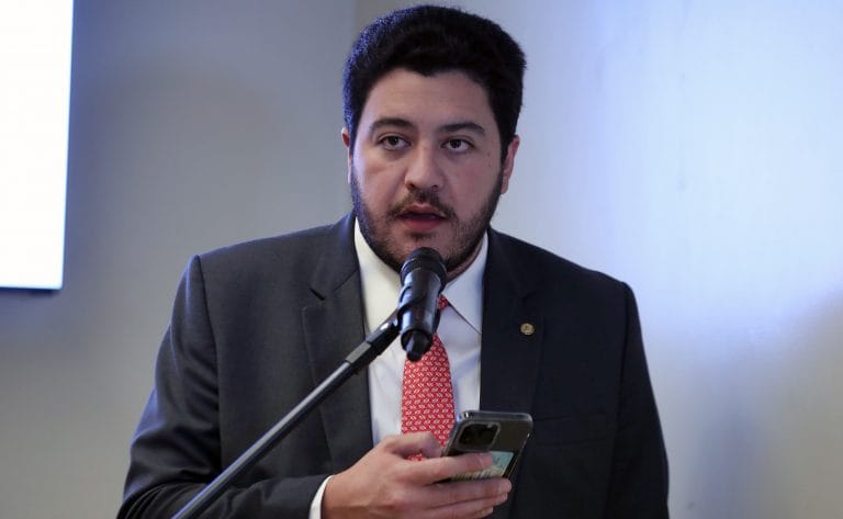 Deputado Jadyel Alencar fala ao microfone