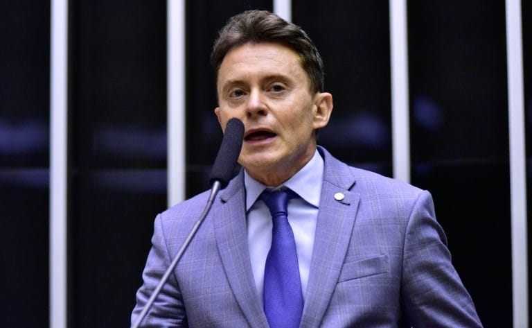 Deputado Fábio Teruel fala ao microfone