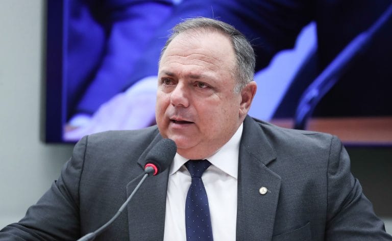 Deputado General Pazuello fala ao microfone