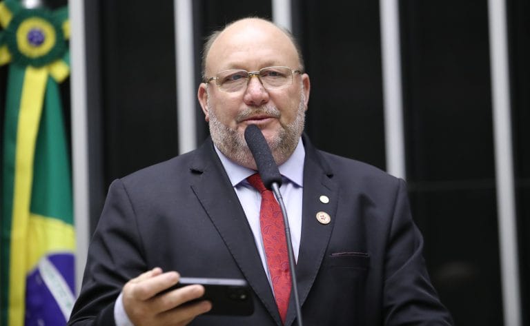 Deputado João Daniel fala ao microfone