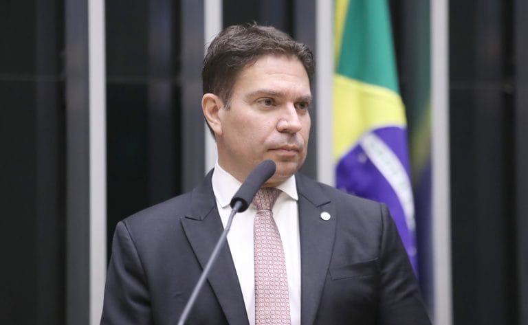 Deputado Delegado Ramagem fala ao microfone