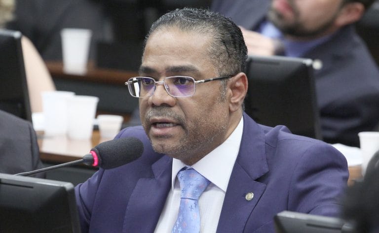 Deputado Márcio Marinho fala ao microfone