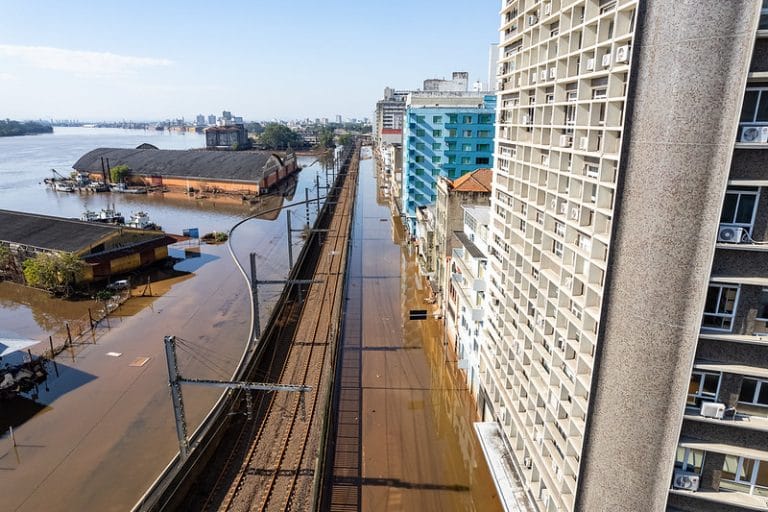 Vista aérea de uma cidade inundada pelas chuvas