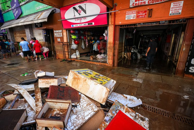 Lojas destruídas por enchentes