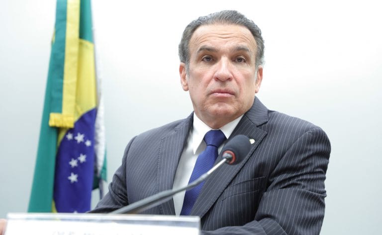 Deputado Hugo Leal fala ao microfone