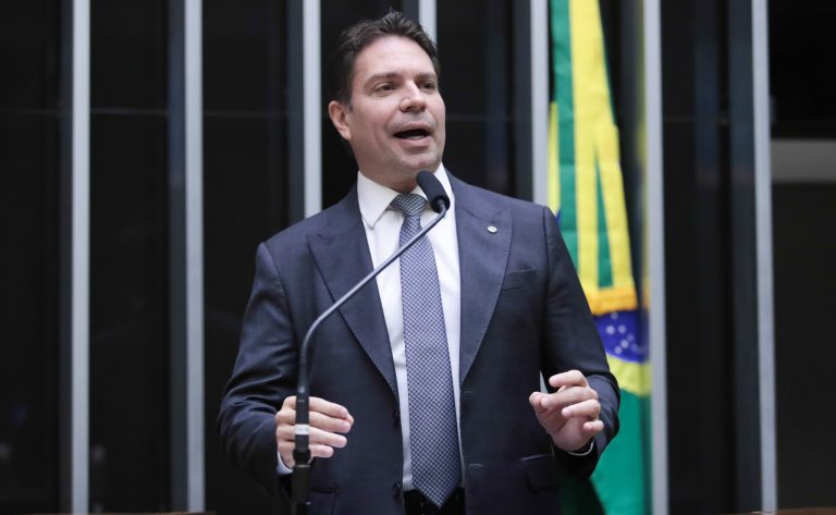 Deputado Delegado Ramagem fala ao microfone