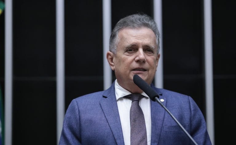 Deputado Flávio Nogueira fala ao microfone