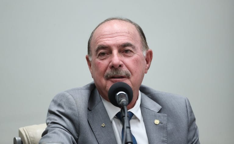 Deputado Dr. Zacharias Calil fala ao microfone