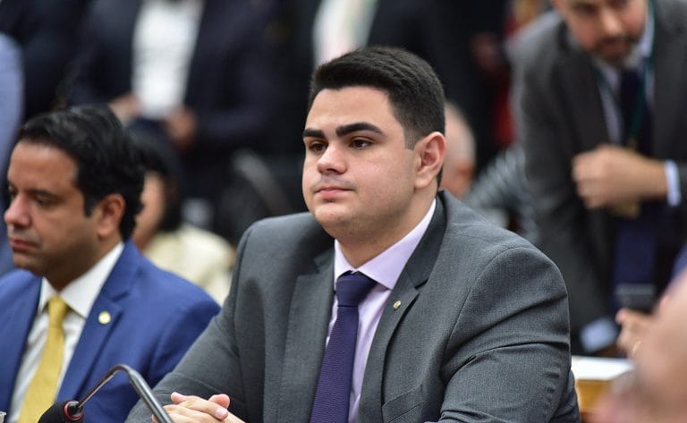 Deputado Icaro de Valmir fala ao microfone