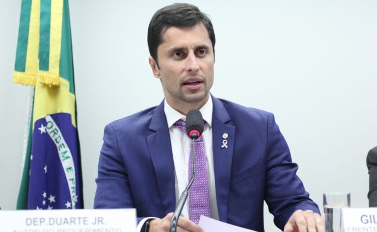 Deputado Duarte Jr. fala ao microfone