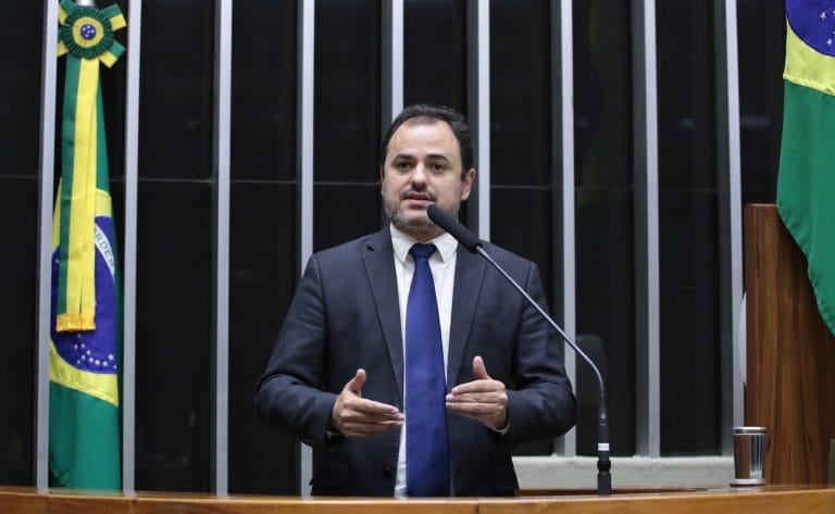 Deputado Glauber Braga fala ao microfone