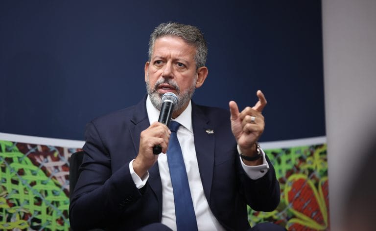Deputado Arthur Lira fala ao microfone