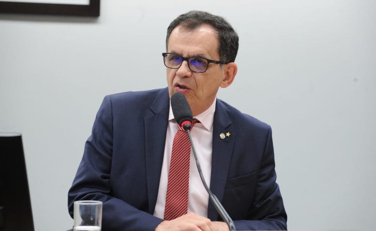 Deputado Reimont fala ao microfone