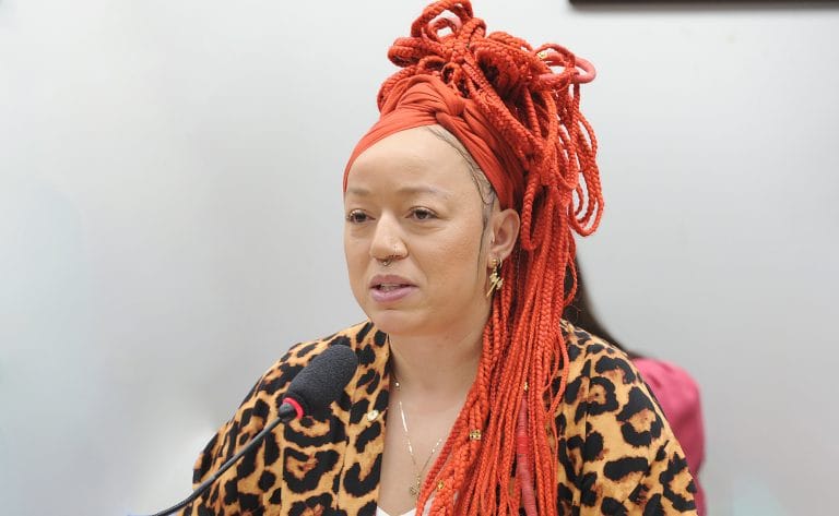 Deputada Daiana Santos fala ao microfone