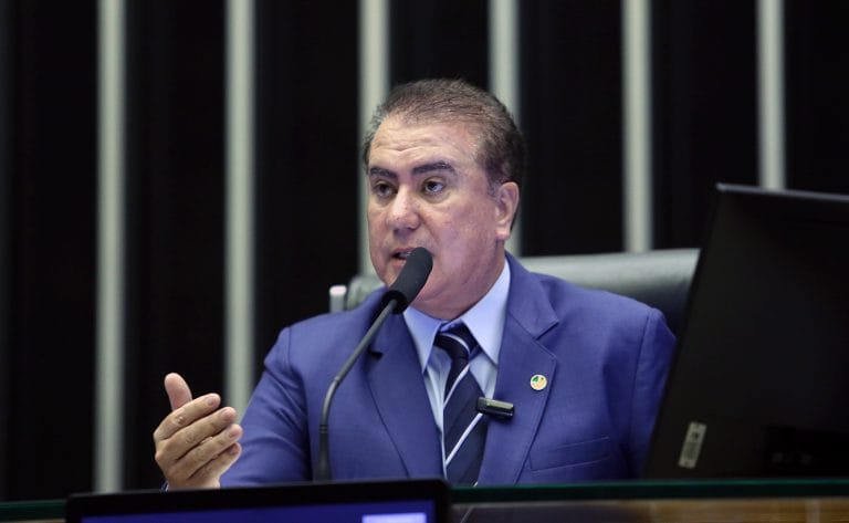 Deputado Jonas Donizette fala ao microfone