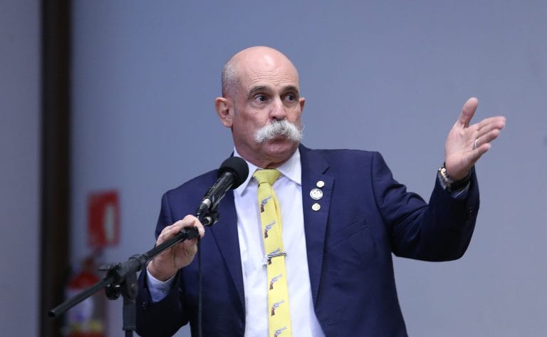 Deputado Sargento Fahur fala ao microfone