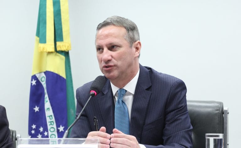 Deputado Sanderson fala ao microfone