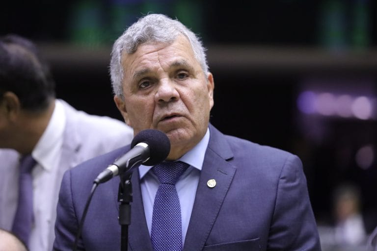 Deputado Alberto Fraga fala ao microfone