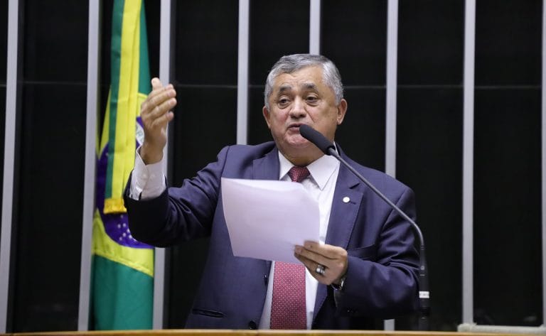 deputado José Guimarães discursa na tribuna