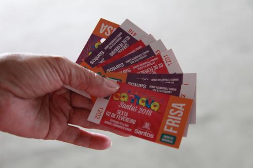 Pessoa com ingressos na mão