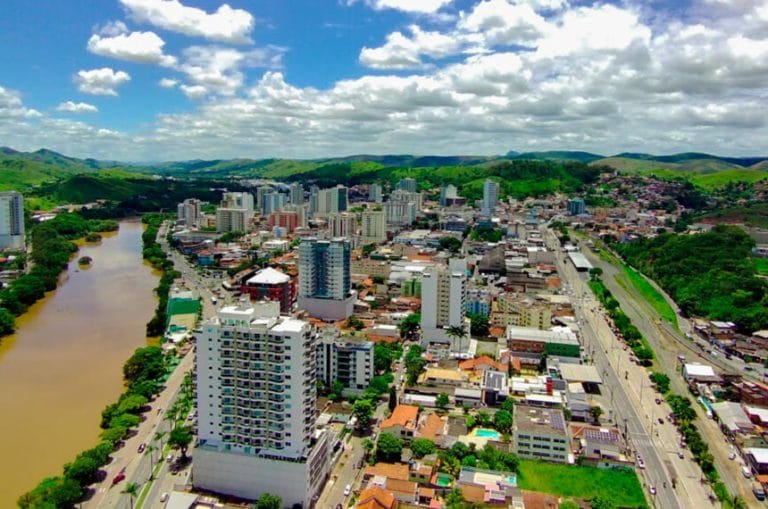 Vista aérea de uma cidade durante o dia