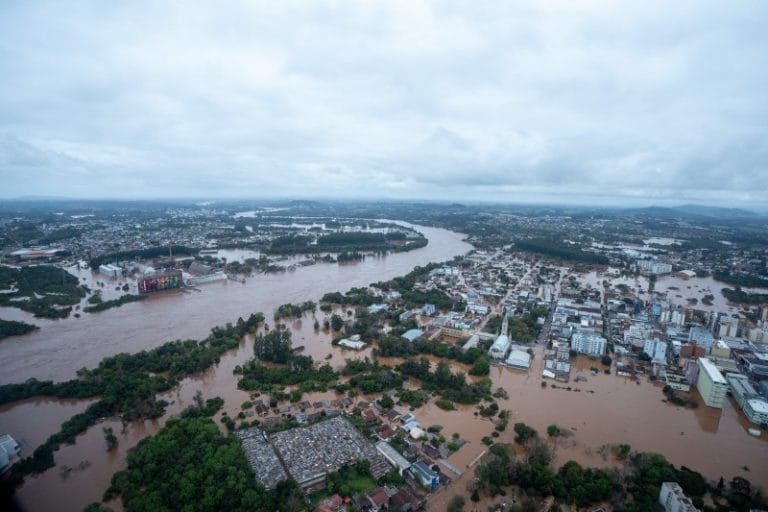 Vista aérea de uma cidade inundada pelas chuvas